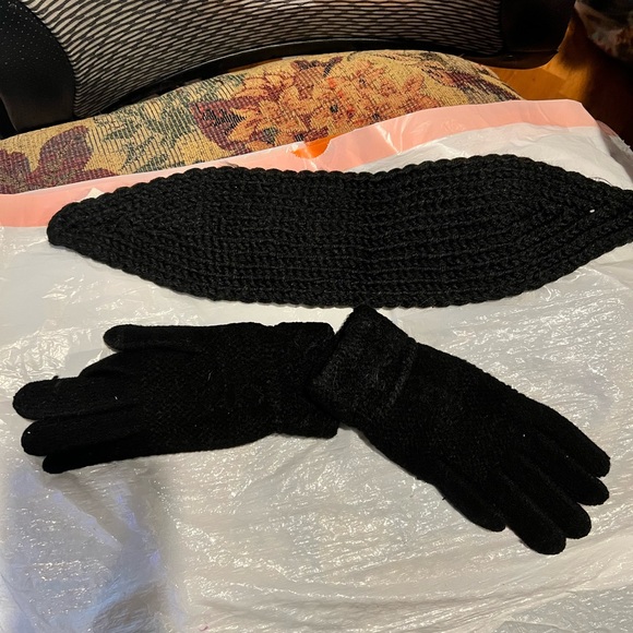 Knitted head band and gloves set - Picture 2 of 2